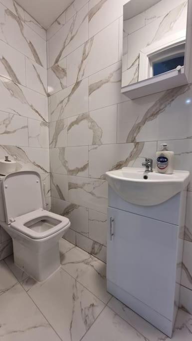 Brand New Collection Of Studios Close To Tube Station 런던 외부 사진